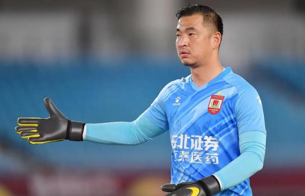 在好久好久之前，中国的傣族地域曾有一个勐板扎国。该国国王召庄喷鼻（陈强 饰）的儿子召树屯（唐国强 饰）漂亮萧洒，骁勇善战，可是国王跋扈嚣张，王子树屯没有涓滴自由，乃至亲事都要父王决议。王侯将相家的令媛蜜斯固然娇媚妖娆，却没法感动王子的心。终究，树屯暗暗溜出王宫，进进丛林寻觅他的猎户伴侣岩坎。在林中，他偶遇7位尽美的孔雀公主，她们是勐奥东板国王的女儿。最小的公主喃穆诺娜（李秀明 饰）对树屯一见钟情，经龙王和猕猴的撮合，两人终究喜结良缘。但是秃鹫化身国是嫉恨王子，他想方设法粉碎这对年青人的幸福……